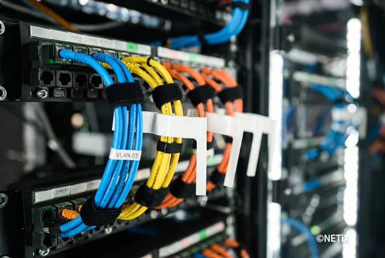 부서별·용도별 네트워크 분리를 위해 정교하게 세팅된 네틱스의 실무 서버 인프라 및 케이블 관리 전경