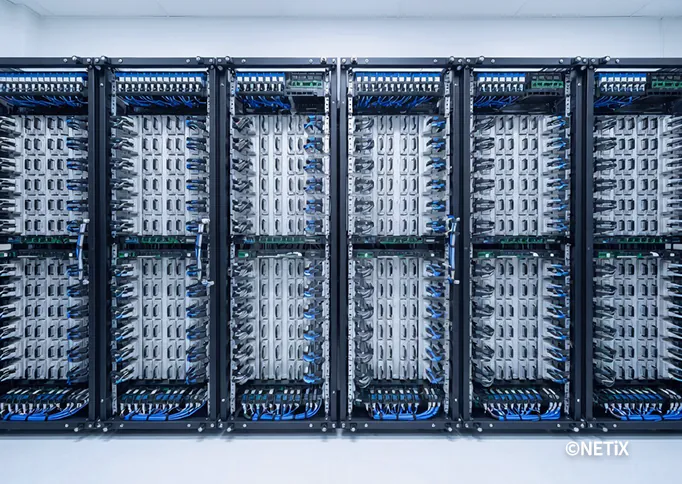 네틱스의 정밀한 설계로 구축된 고성능 네트워크 랙 시스템 전경