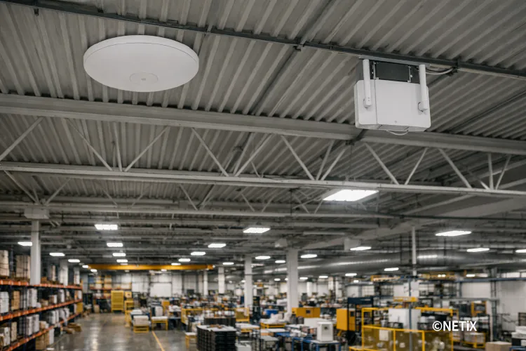 MES 및 WMS 끊김 방지를 위해 공장 내부 천장에 정밀 시공된 네틱스 무선 AP와 브리지 장비