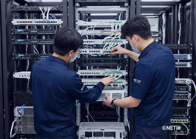 기존 장비를 활용해 성능을 극대화하는 네틱스 엔지니어들의 정밀 작업 현장