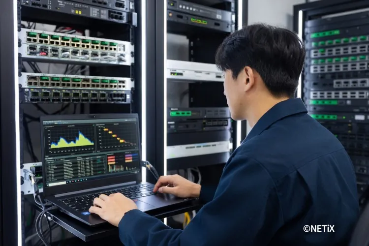 전문 분석 장비를 사용하여 병목 구간을 찾아내고 인프라 개선을 위한 성능 진단을 수행하는 모습